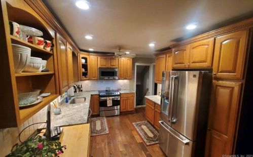 107 Fairview St, Milford CT 06460-4124 exterior