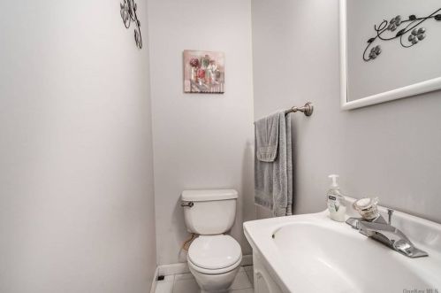 10 Pawnee Dr, Commack NY 11725-4210 exterior