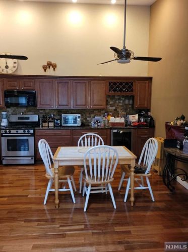 578 Holly Ct, Mahwah NJ 07430-3437 exterior