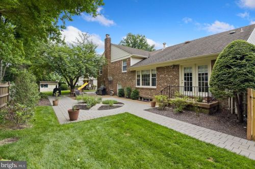 7701 Midday Ln, Alexandria VA 22306-2522 exterior