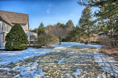 409 Dart Dr, Hanover PA 17331-1327 exterior