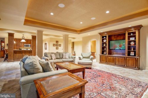 896 Alvermar Rdg Dr, Mc Lean VA 22102-1439 exterior