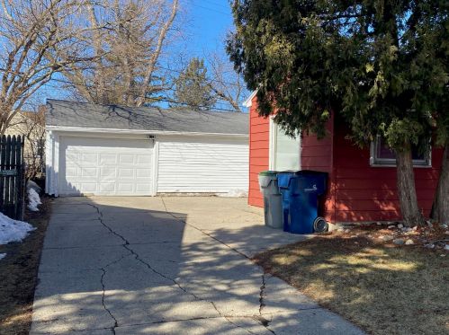 5481 69th St, Milwaukee, WI 53218-2950