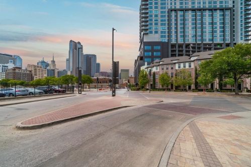 2111 Canton St, Dallas TX 75226-1621 exterior