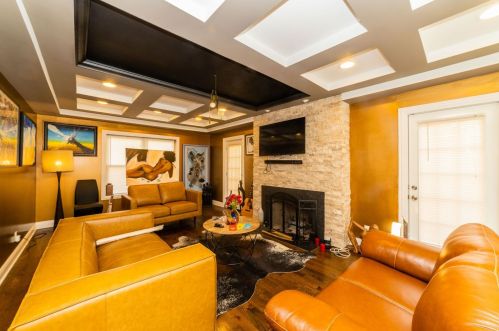 7350 Bennett Ave, Chicago IL 60649-4621 exterior