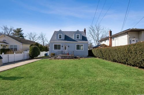 59 10th Ave, Huntington Station, NY 11746-2239