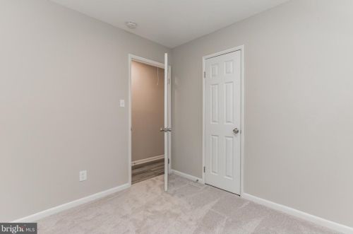 4613 Creek Shore Dr, Rockville MD 20852-2410 exterior