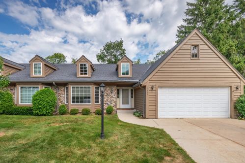 3809 Oakridge Ct, Milwaukee WI 53228-1367 exterior