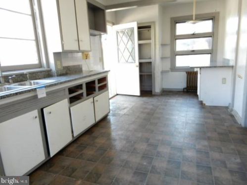 704 Quinton Ave, Trenton NJ 08629-2402 exterior