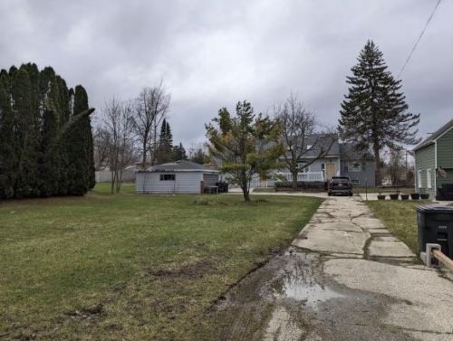 3927 41st St, Milwaukee, WI 53221-1037