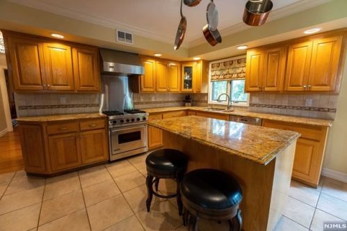 6 Strawberry Hill Ct, Montvale NJ  07645-1133 exterior