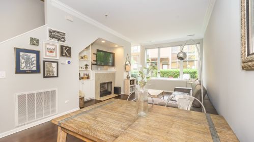 936 Crosby St, Chicago IL  60610-2402 exterior