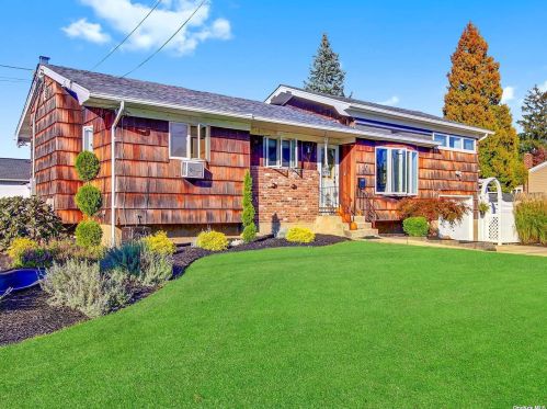 185 Throop St, Babylon, NY 11704-3408