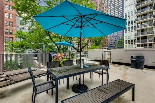 200 Delaware Pl, Chicago IL  60611-1798 exterior