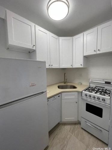 333 46th St, New York NY  10017-7401 exterior