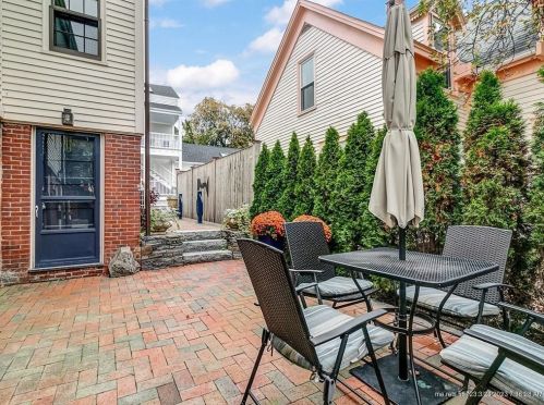 75 Gray St, Portland, ME 04102-4004