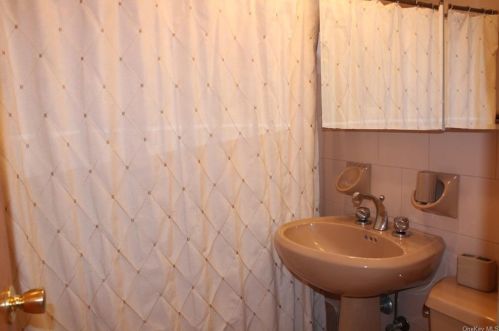 195 Swinton Ave, Bronx NY 10465-1920 exterior