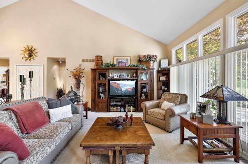 1039 Bloomview Cir, Rochester MI 48307-1728 exterior