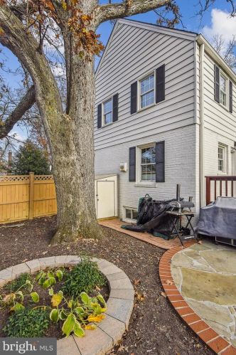 1612 Oakcrest Dr, Alexandria VA 22302-2337 exterior