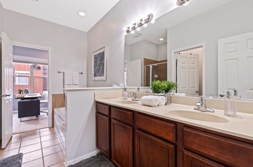 2502 Calumet Ave, Chicago IL  60616-2439 exterior