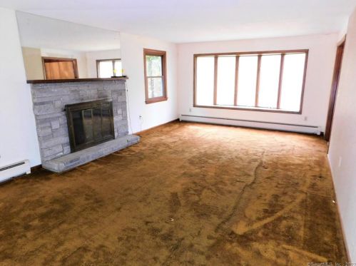 39 Hatch Hl Rd, Vernon CT 06066-6135 exterior