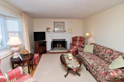 6 Buchanan Rd, Enfield CT 06082-5327 exterior