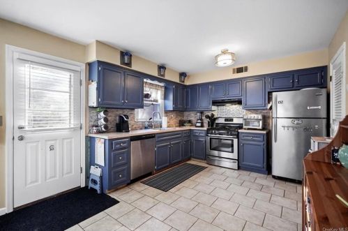 4 Grn Ave, Valley Cottage NY 10989-1807 exterior