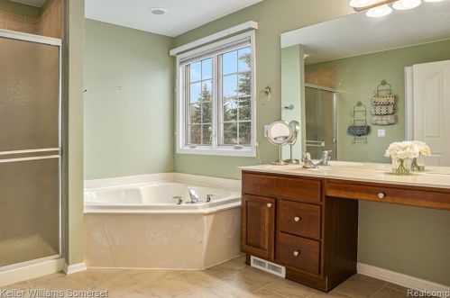 5348 Creekmonte Dr, Rochester MI 48306-4793 exterior