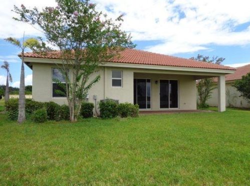 843 Bent Creek Dr, Fort Pierce, FL 34947-1328