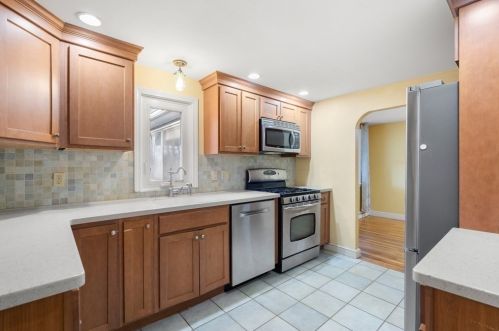 401 Massachusetts Ave, North Andover, MA 01845-4324