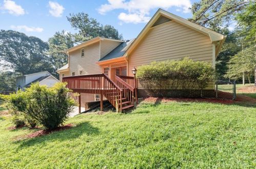 3845 Laurel Fls Dr, Lithonia GA 30039-6586 exterior