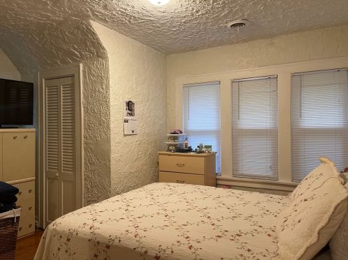 208 Keith Ave, Waukegan IL 60085-2136 exterior