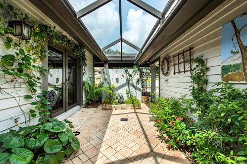 368 Edgemere Way, Naples FL 34105-7151 exterior