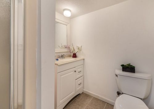 31 Ravenwood St, Springfield MA 01119-2202 exterior