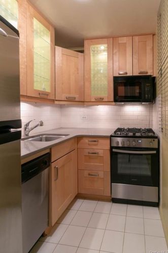 240 55th St, New York, NY 10019-5201