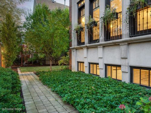 3720 Greenview Ave, Chicago IL 60613-3610 exterior