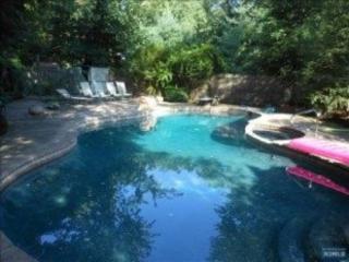 400 Franklin St, Haworth, NJ 07641-1418