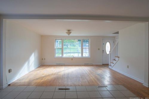 12 Linda Ave, Uncasville CT 06382-1723 exterior