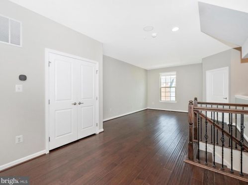 22213 Broadway Ave, Clarksburg MD 20871-3430 exterior