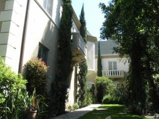 206 Poinsettia Pl, Los Angeles CA  90036-2802 exterior