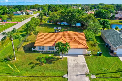 2593 Lyman Cir, Fort Pierce, FL 34952-7138