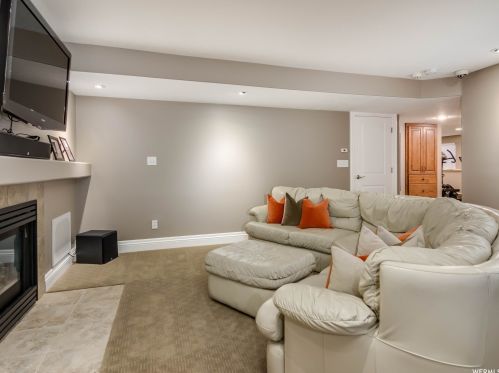 8616 Cima Dr, Sandy UT 84093-7060 exterior