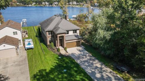 692 Appalachi St, Walled Lake MI  48390-1005 exterior