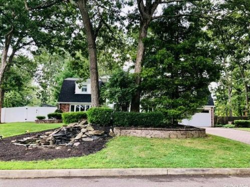 2 Leroy Ct, Commack NY  11725-1703 exterior