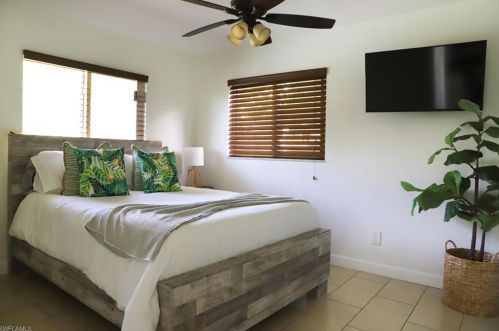 709 93 Ave, Naples FL 34108-2440 exterior