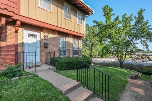 8857 Santa Bella Dr, Hazelwood, MO 63042-2919