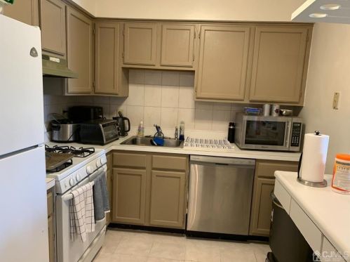 1732 Waterford Dr, Edison NJ  08817-1908 exterior