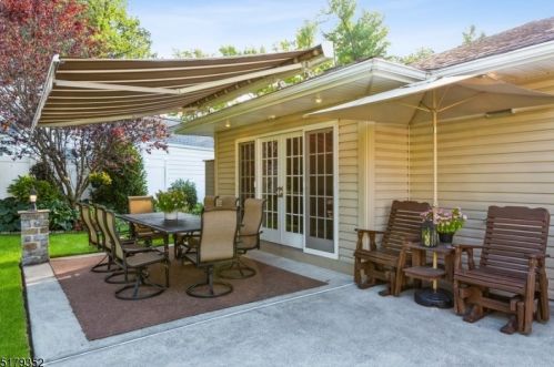 26 Acorn Dr, Clark NJ 07066-2109 exterior