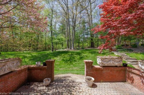 5394 Abbey Rd, Rochester MI 48307-2400 exterior