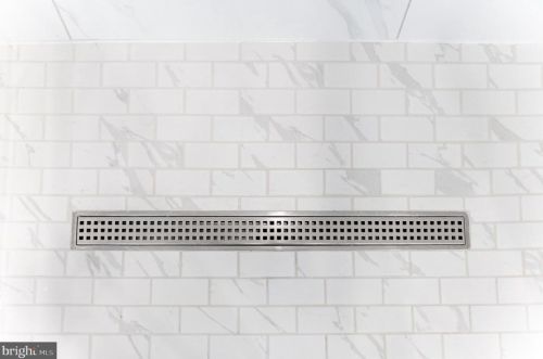 10294 Grosvenor Pl, Rockville MD 20852 exterior